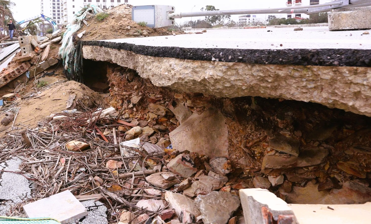 Sắp vào hè, bãi biển nổi tiếng ở Thanh Hóa vẫn ngổn ngang - Ảnh 7