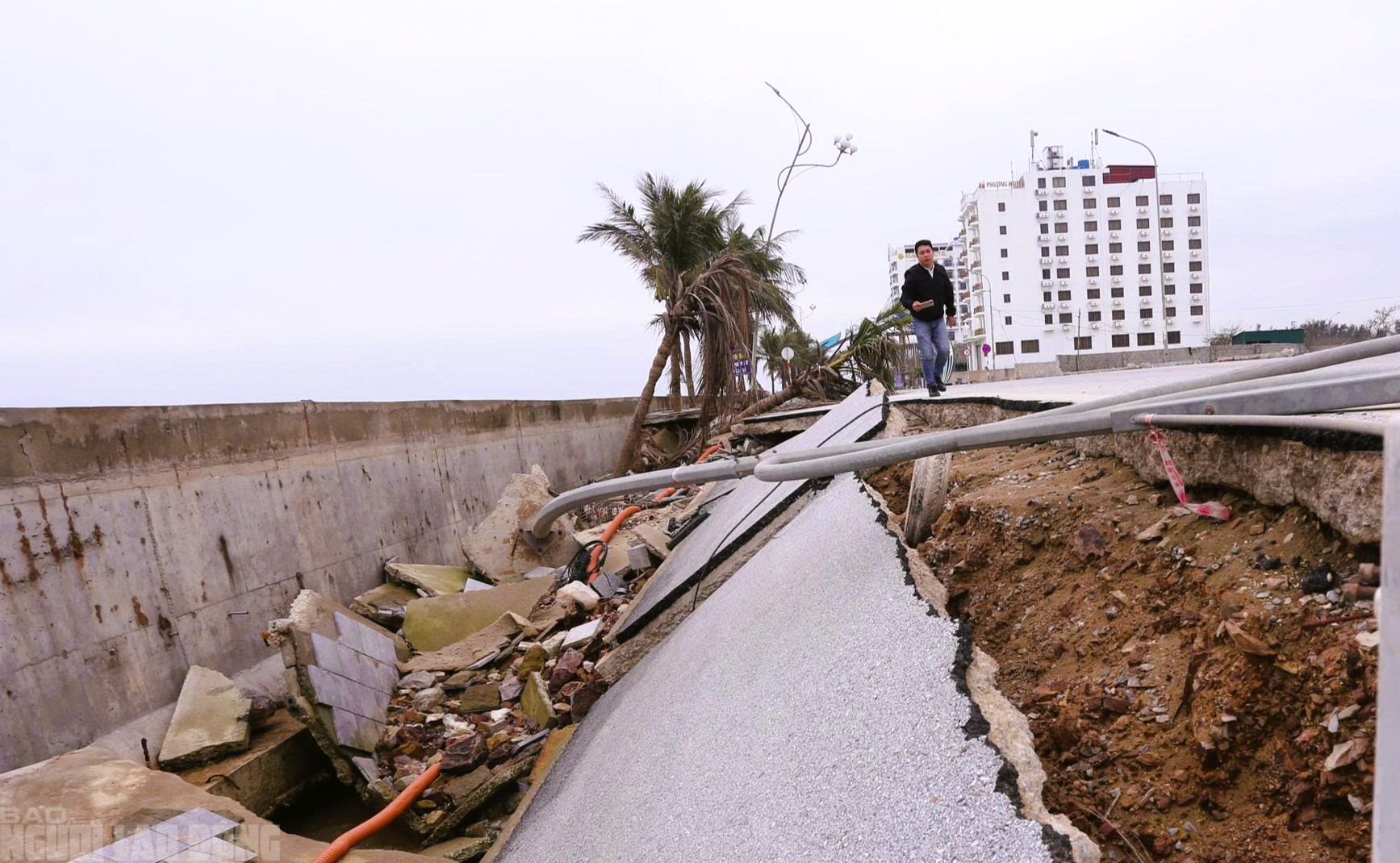 Sắp vào hè, bãi biển nổi tiếng ở Thanh Hóa vẫn ngổn ngang - Ảnh 8