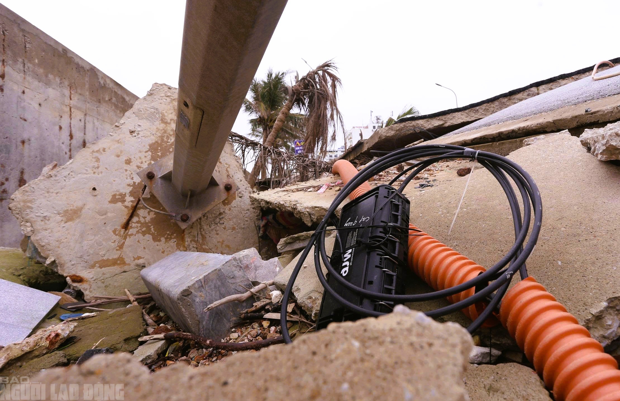 Sắp vào hè, bãi biển nổi tiếng ở Thanh Hóa vẫn ngổn ngang - Ảnh 9