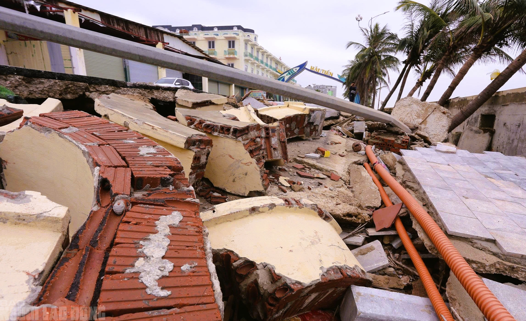 Sắp vào hè, bãi biển nổi tiếng ở Thanh Hóa vẫn ngổn ngang - Ảnh 10