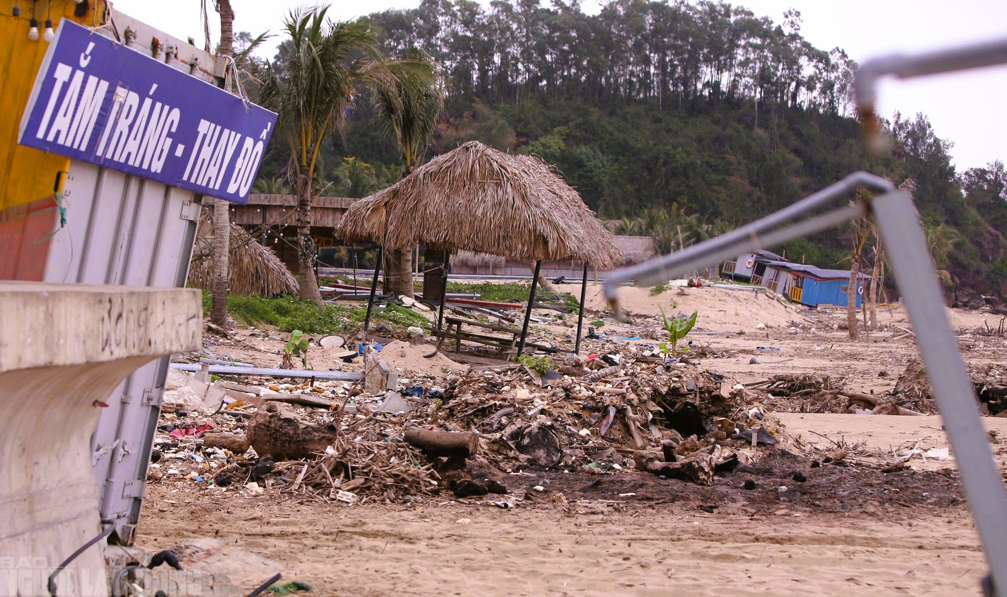 Sắp vào hè, bãi biển nổi tiếng ở Thanh Hóa vẫn ngổn ngang - Ảnh 13