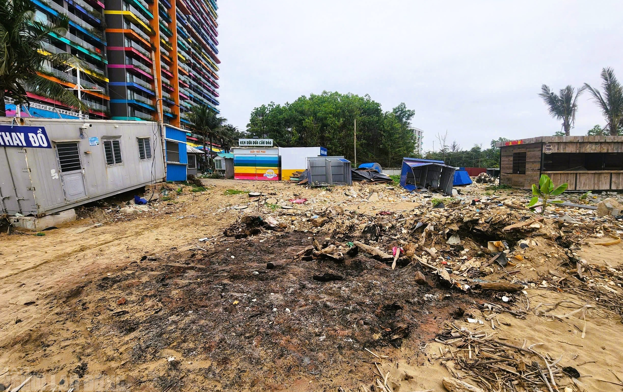 Sắp vào hè, bãi biển nổi tiếng ở Thanh Hóa vẫn ngổn ngang - Ảnh 15