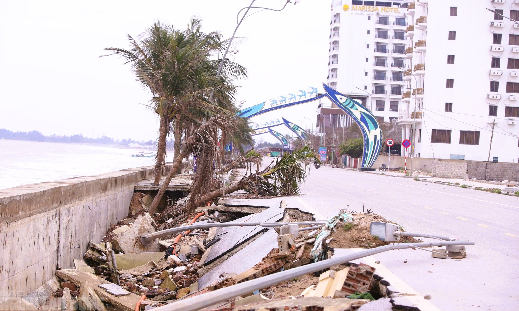 Sắp vào hè, bãi biển nổi tiếng ở Thanh Hóa vẫn ngổn ngang - Ảnh 3