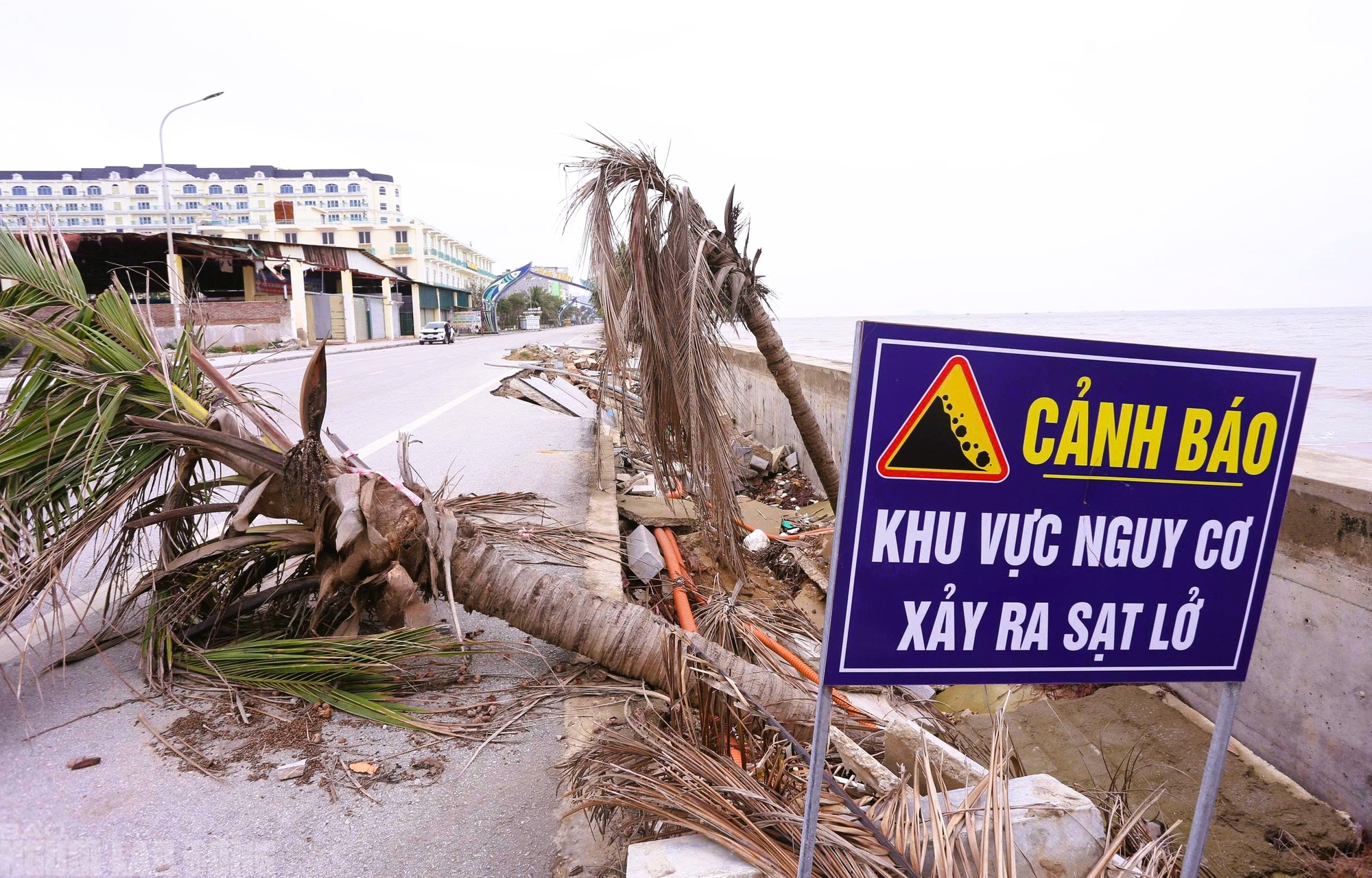Sắp vào hè, bãi biển nổi tiếng ở Thanh Hóa vẫn ngổn ngang - Ảnh 4