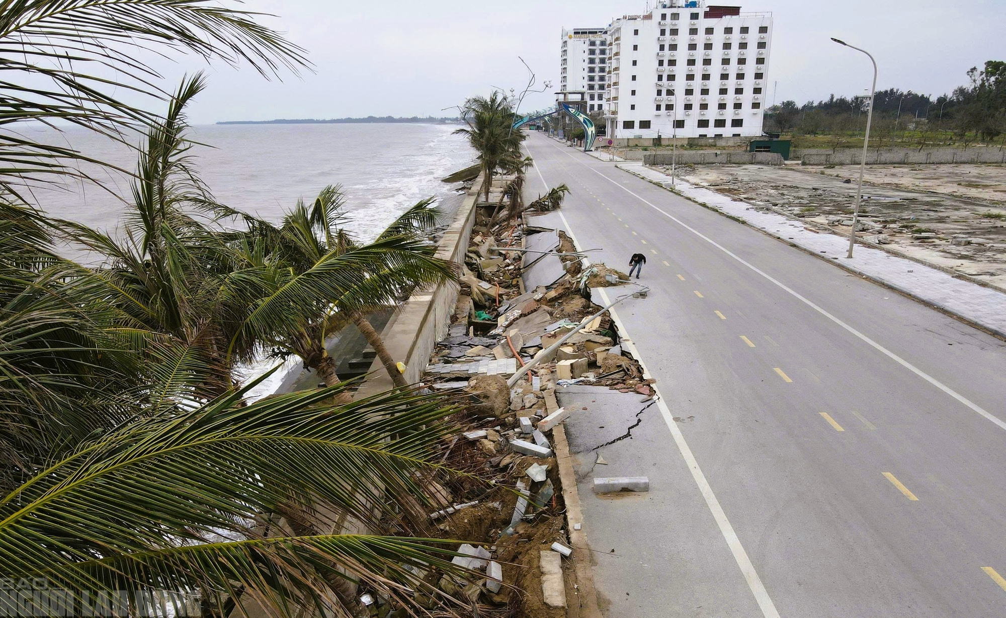 Sắp vào hè, bãi biển nổi tiếng ở Thanh Hóa vẫn ngổn ngang - Ảnh 1