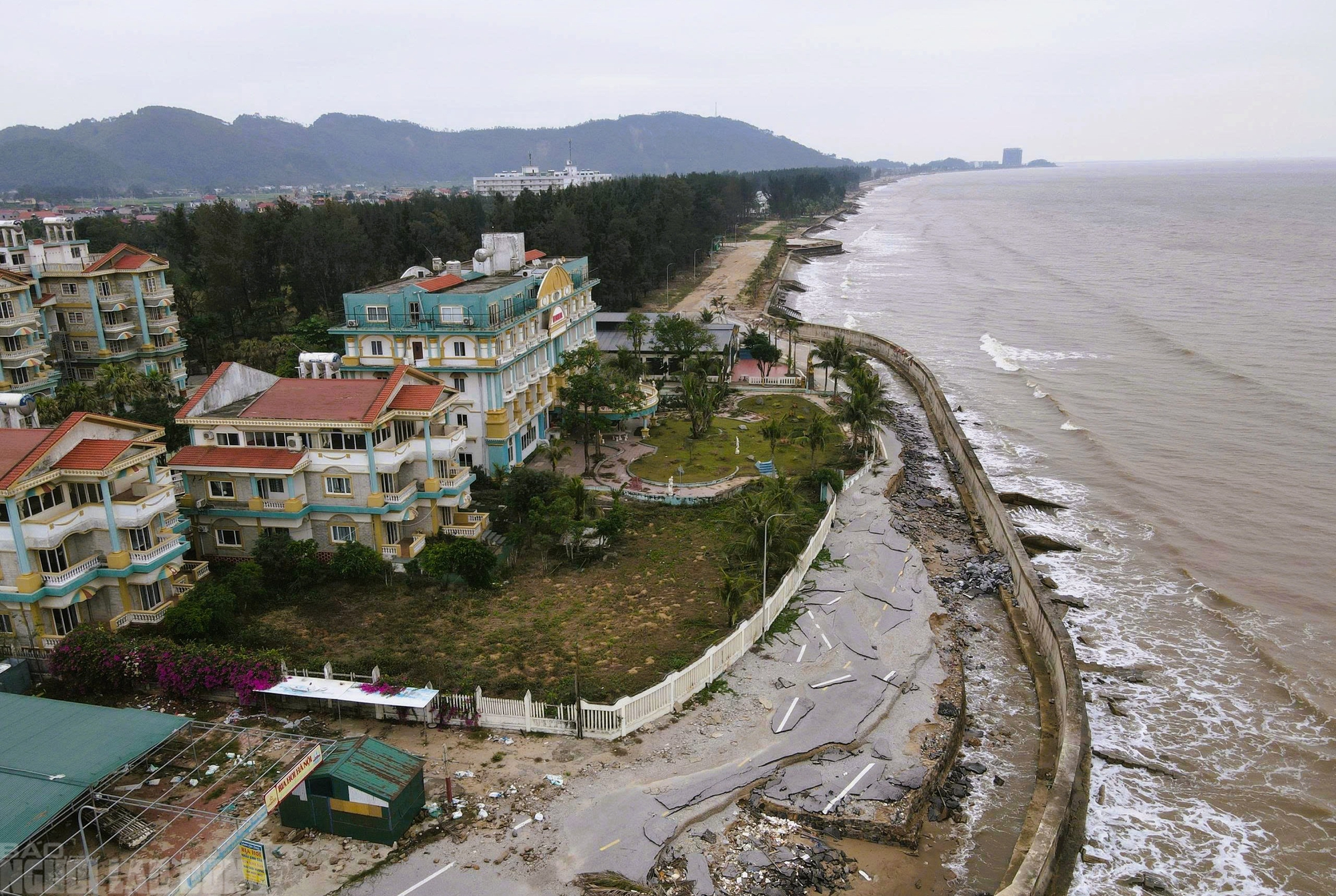 Sắp vào hè, bãi biển nổi tiếng ở Thanh Hóa vẫn ngổn ngang - Ảnh 5