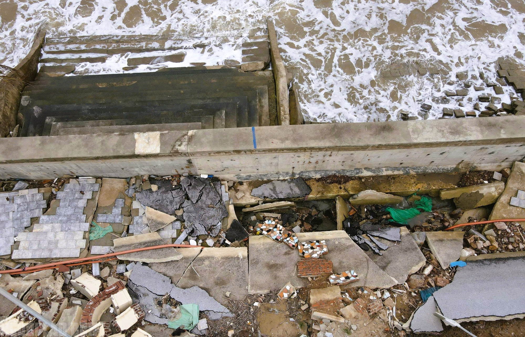 Sắp vào hè, bãi biển nổi tiếng ở Thanh Hóa vẫn ngổn ngang - Ảnh 6