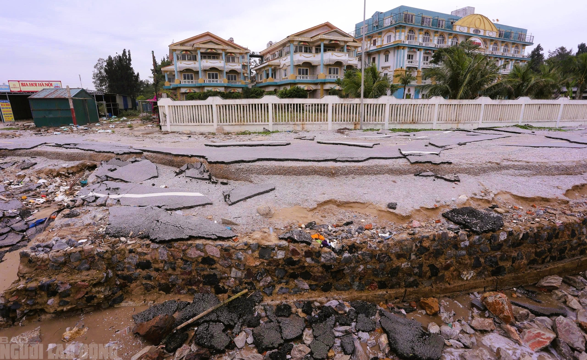 Sắp vào hè, bãi biển nổi tiếng ở Thanh Hóa vẫn ngổn ngang - Ảnh 12