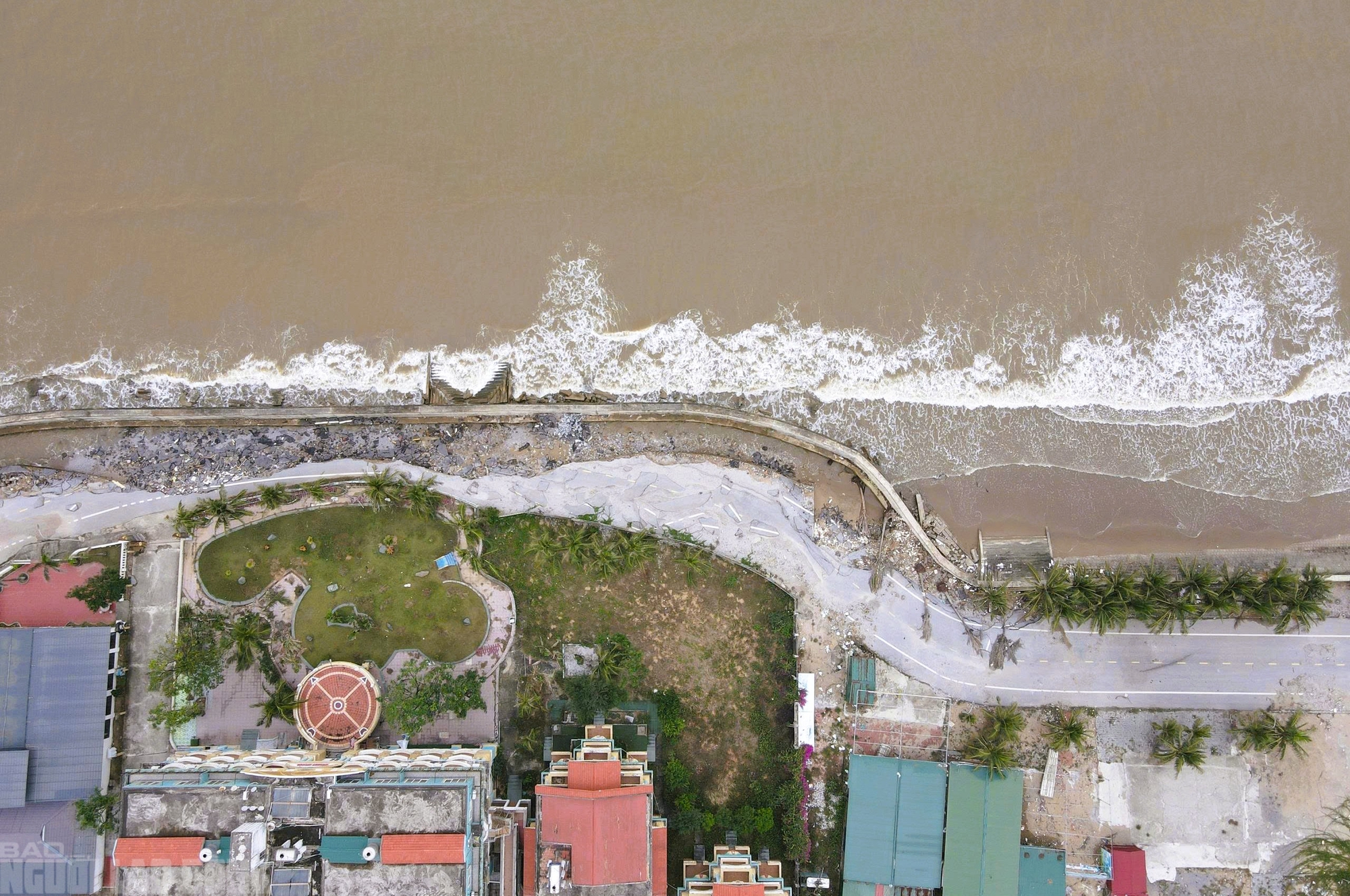 Sắp vào hè, bãi biển nổi tiếng ở Thanh Hóa vẫn ngổn ngang - Ảnh 16