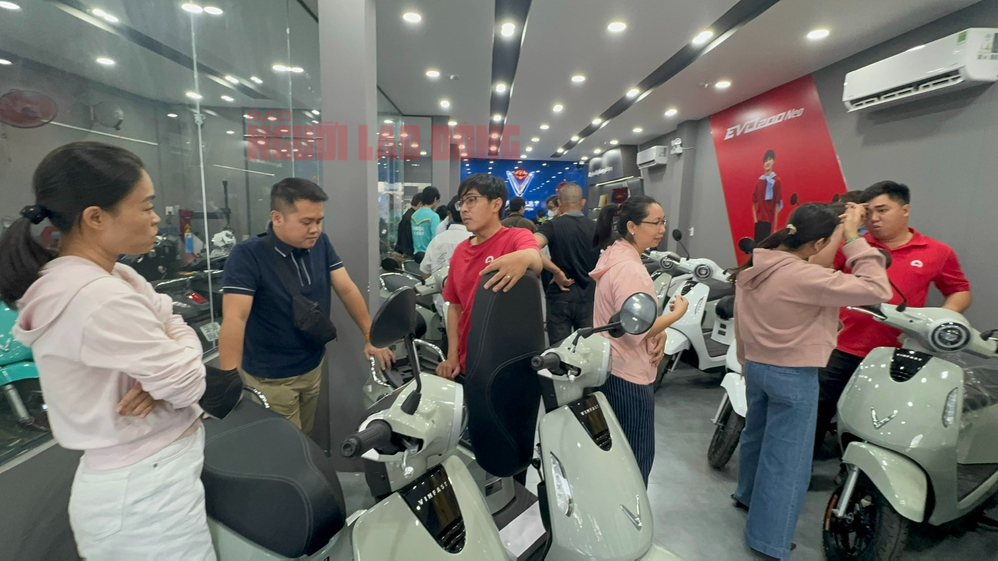 Người dân xếp hàng bốc số mua xe máy điện khi giá xăng tăng vọt, cửa hàng quá tải - Ảnh 1