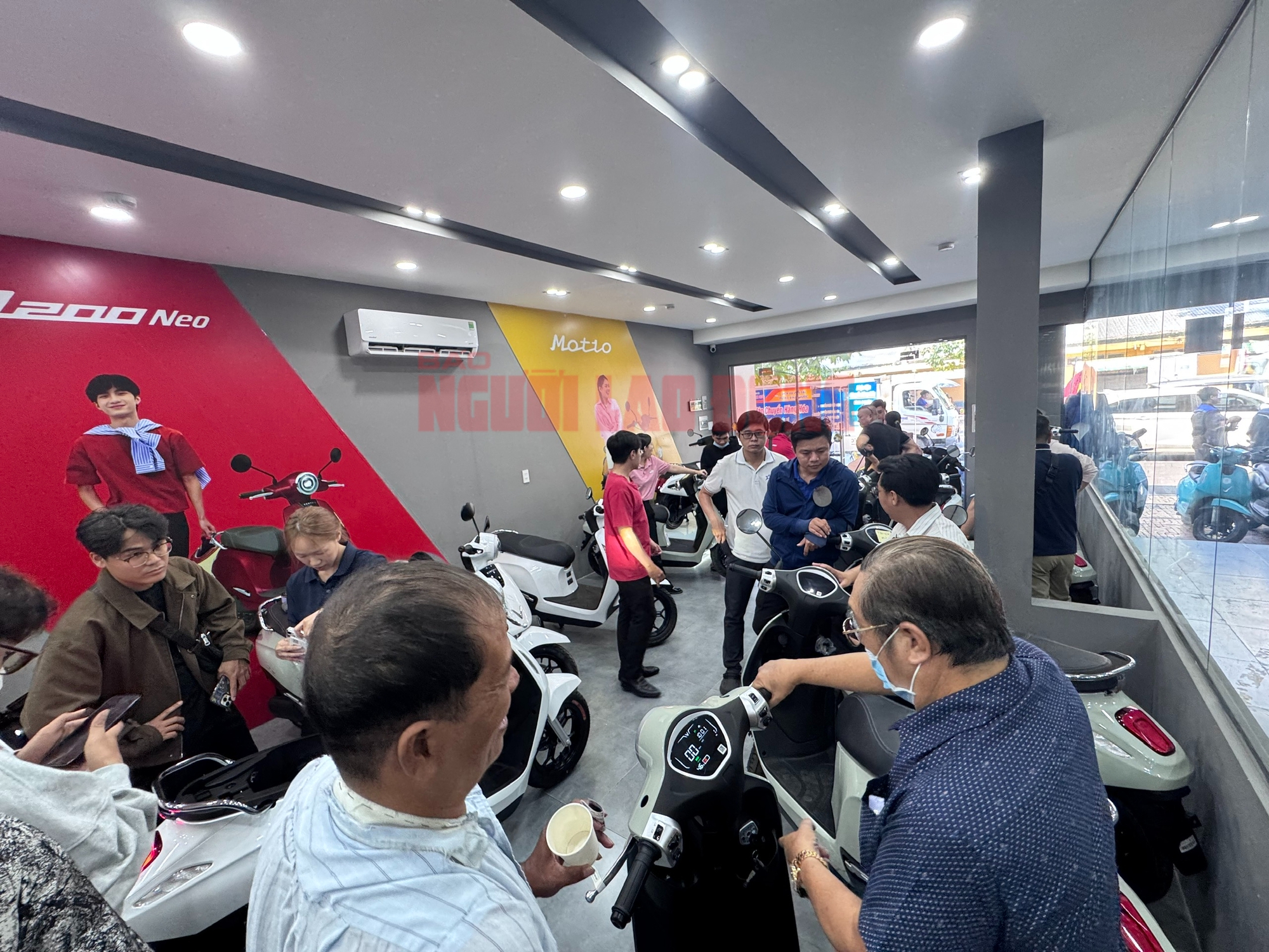 Người dân xếp hàng bốc số mua xe máy điện khi giá xăng tăng vọt, cửa hàng quá tải - Ảnh 2
