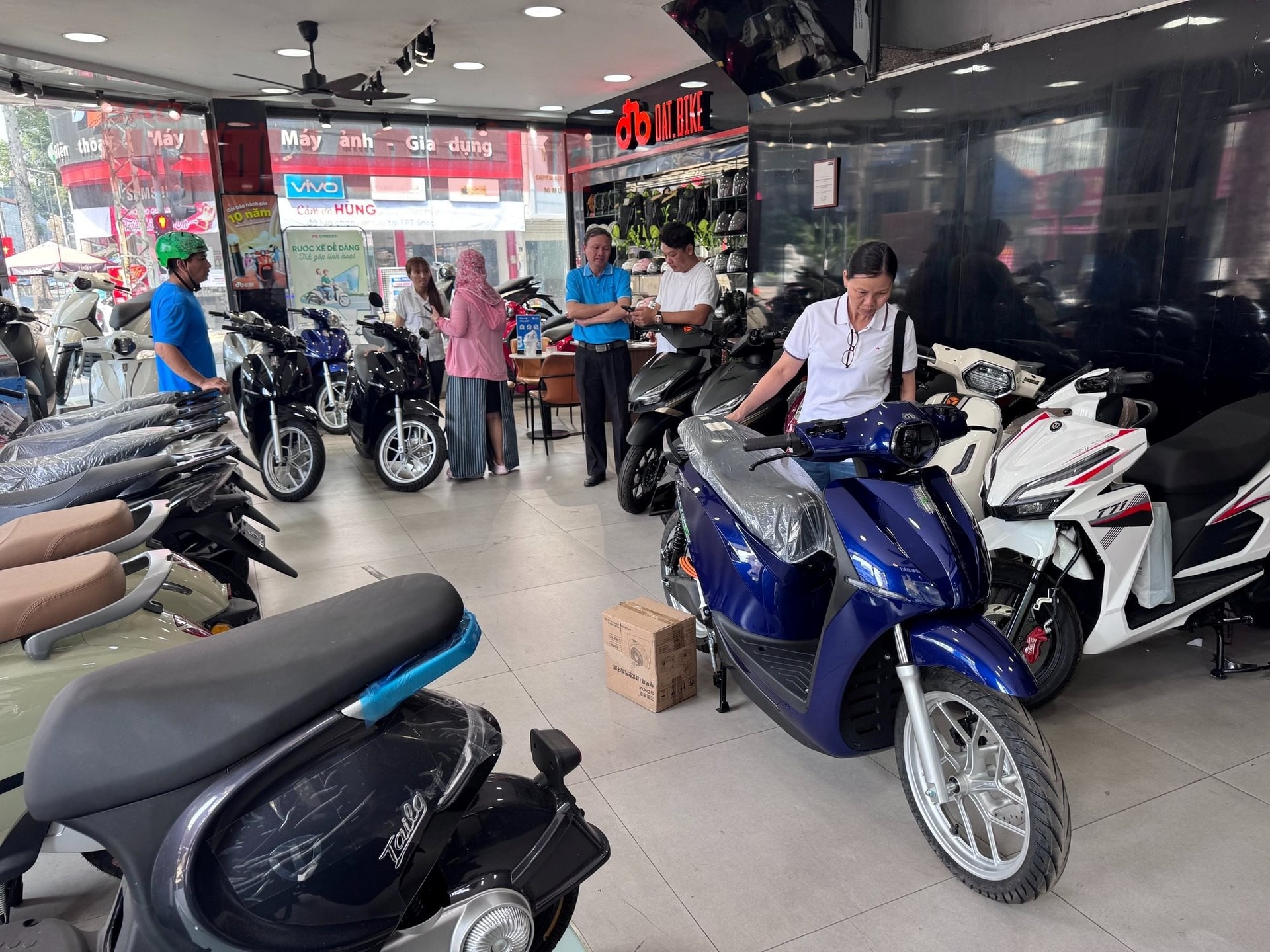 Hết mua vàng bạc, người dân giờ xếp hàng, bốc số mua xe máy điện: Đại lý cháy hàng, khách phải cọc đợi vài ngày mới có xe - Ảnh 3