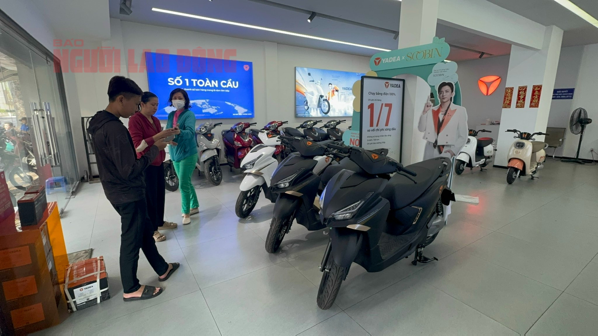 Người dân xếp hàng bốc số mua xe máy điện khi giá xăng tăng vọt, cửa hàng quá tải - Ảnh 6