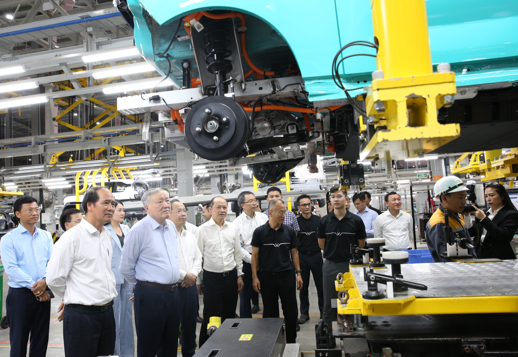 Thăm nhà máy VinFast tại quê hương tỷ phú Phạm Nhật Vượng, Phó Thủ tướng đánh giá cao Vingroup ở một việc - Ảnh 1