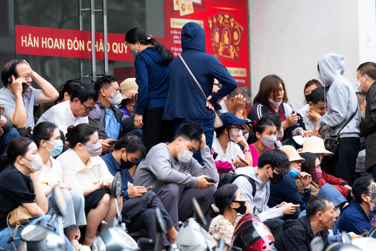 Cảnh lạ sáng sớm ở Hà Nội: Xếp hàng kín cầu thang mua vàng khi giá hạ, lo việc cưới xin cho con trai nên cố gắng chen chân - Ảnh 6