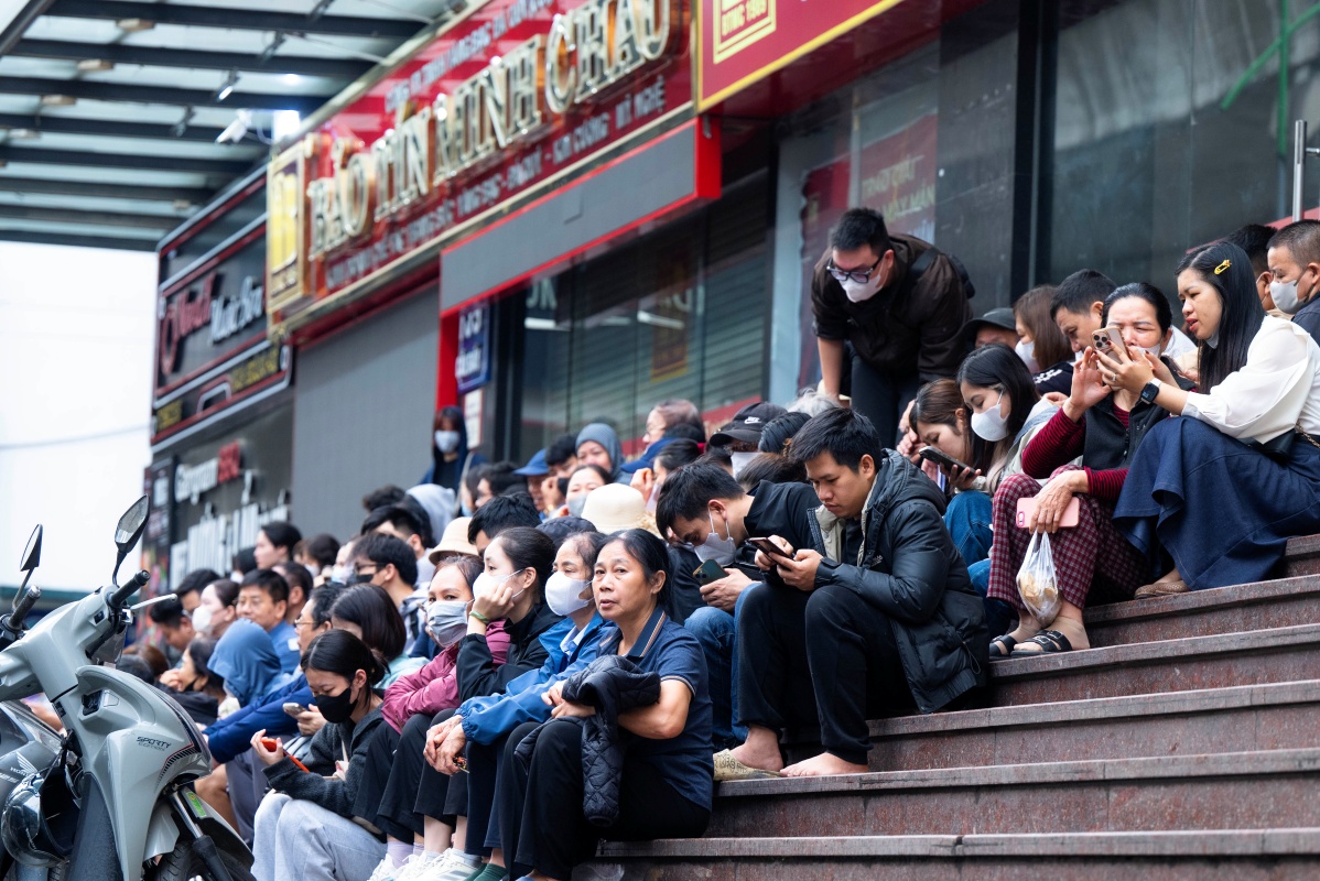 Cảnh lạ sáng sớm ở Hà Nội: Xếp hàng kín cầu thang mua vàng khi giá hạ, lo việc cưới xin cho con trai nên cố gắng chen chân - Ảnh 4