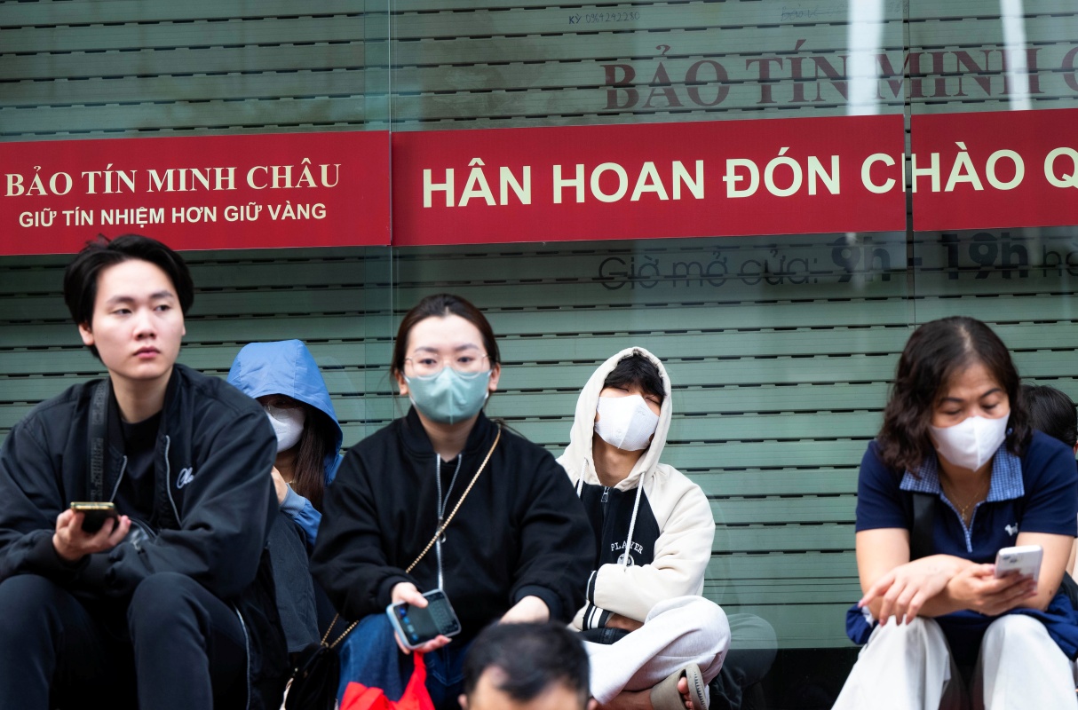 Cảnh lạ sáng sớm ở Hà Nội: Xếp hàng kín cầu thang mua vàng khi giá hạ, lo việc cưới xin cho con trai nên cố gắng chen chân - Ảnh 10