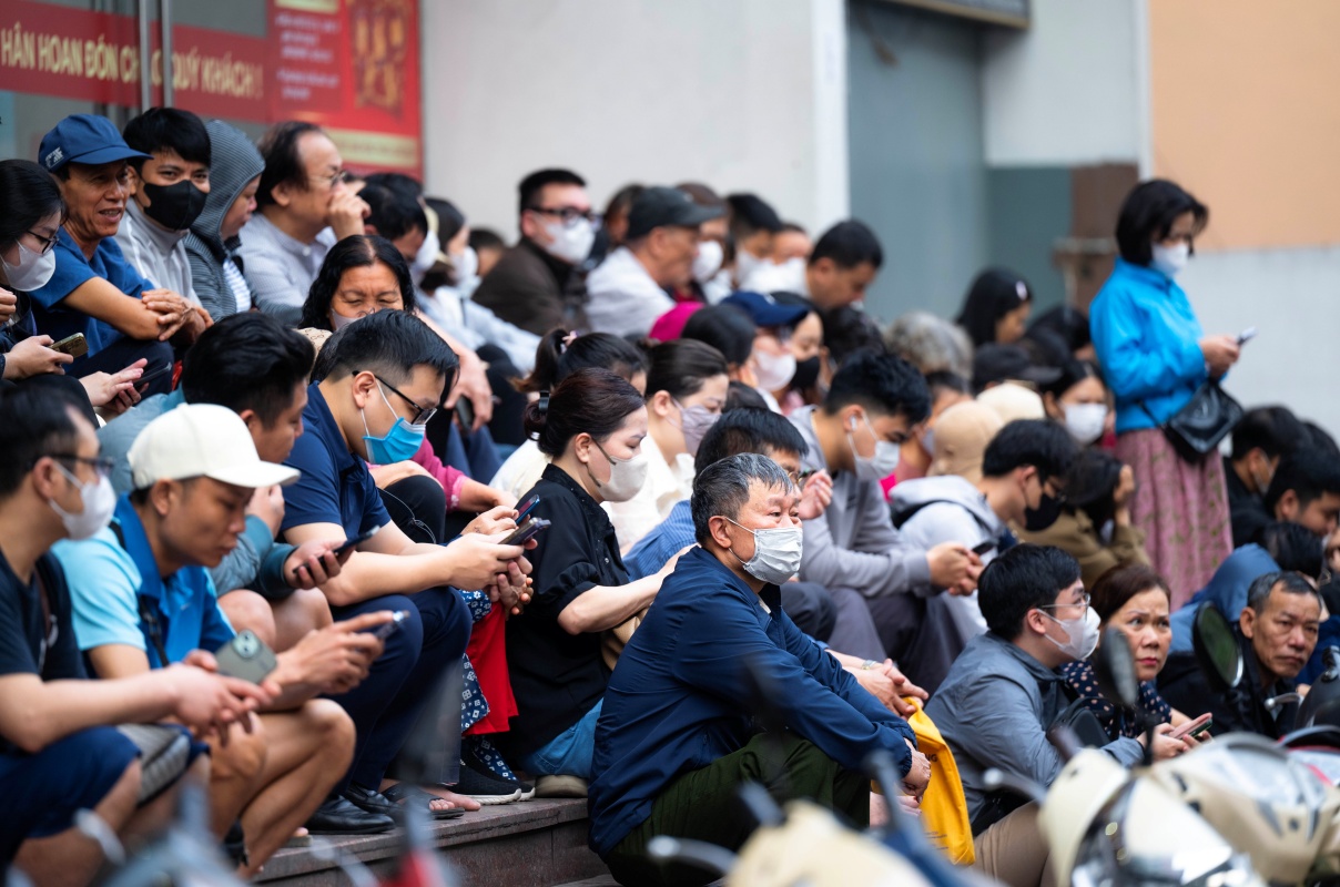 Cảnh lạ sáng sớm ở Hà Nội: Xếp hàng kín cầu thang mua vàng khi giá hạ, lo việc cưới xin cho con trai nên cố gắng chen chân - Ảnh 8