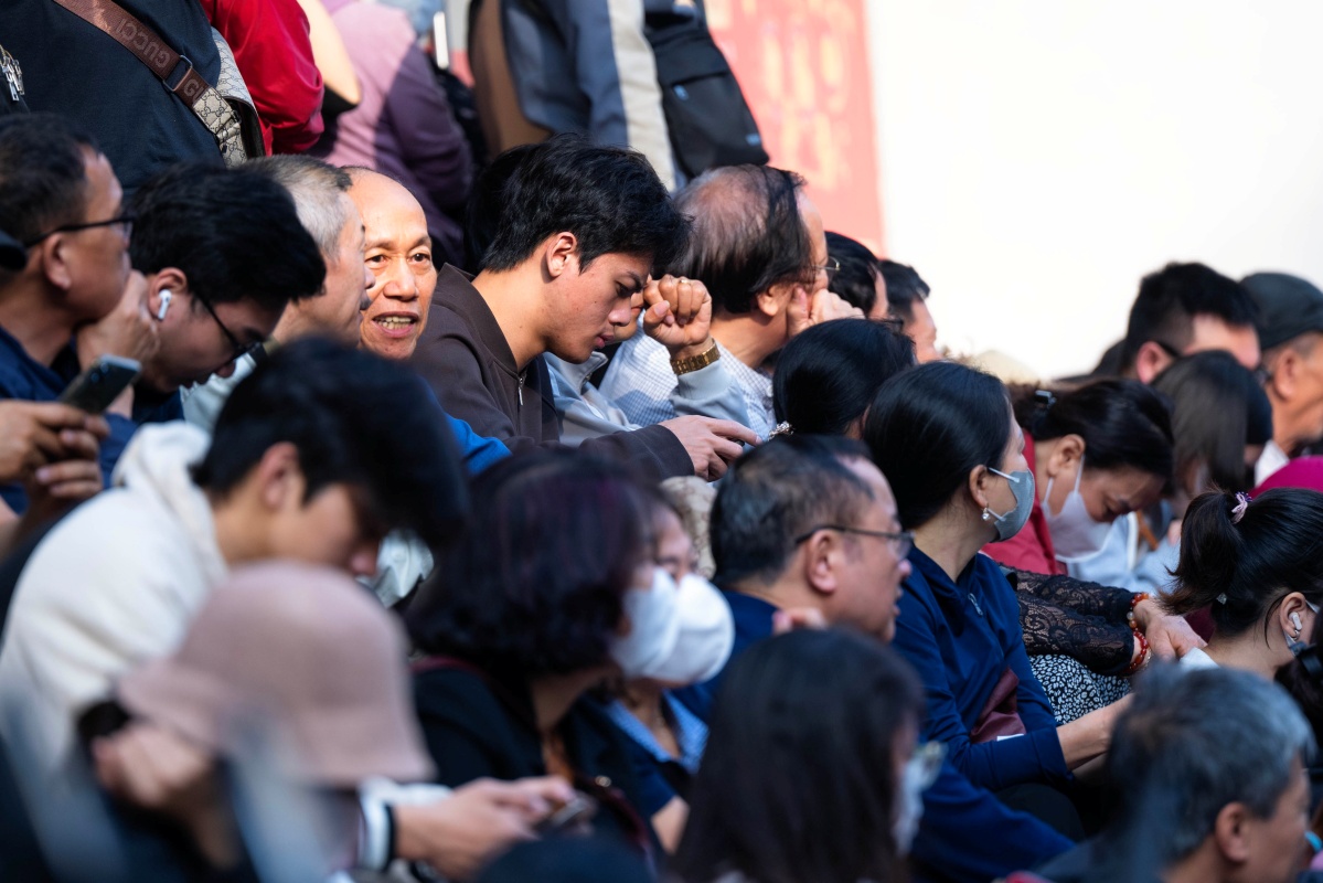 Cảnh lạ sáng sớm ở Hà Nội: Xếp hàng kín cầu thang mua vàng khi giá hạ, lo việc cưới xin cho con trai nên cố gắng chen chân - Ảnh 9