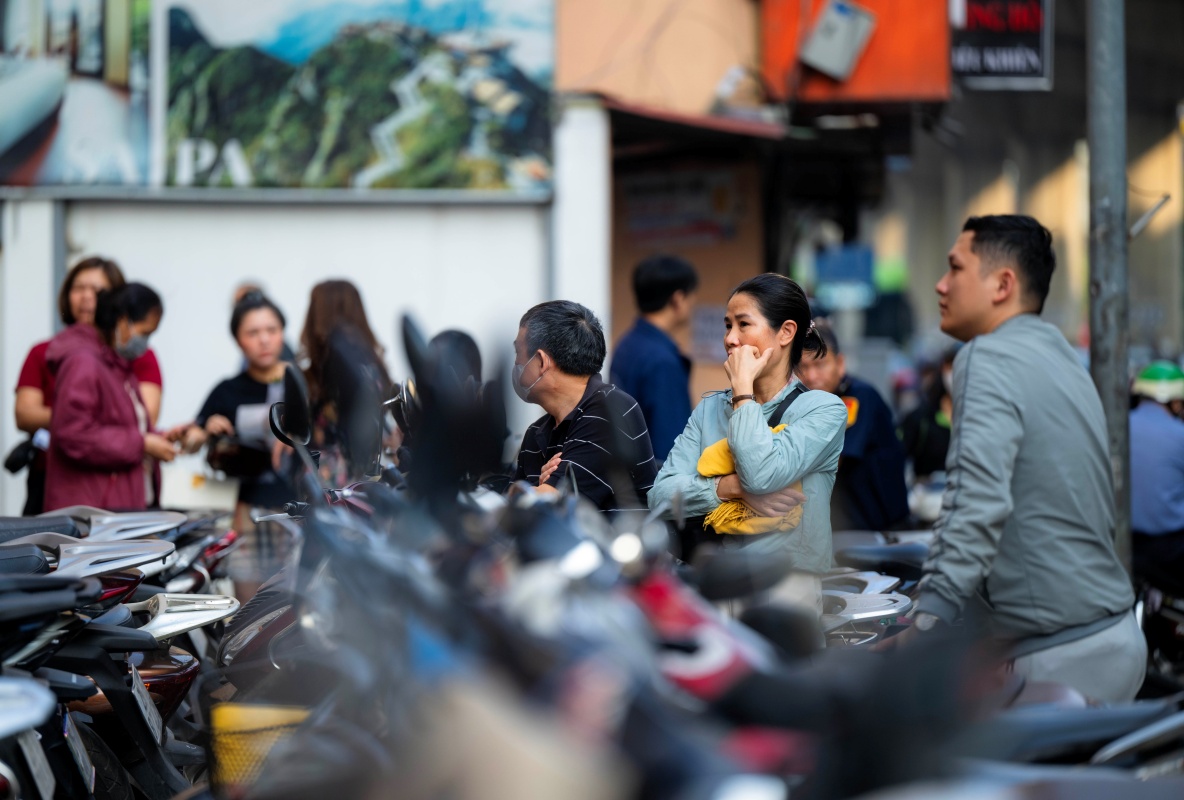 Cảnh lạ sáng sớm ở Hà Nội: Xếp hàng kín cầu thang mua vàng khi giá hạ, lo việc cưới xin cho con trai nên cố gắng chen chân - Ảnh 13