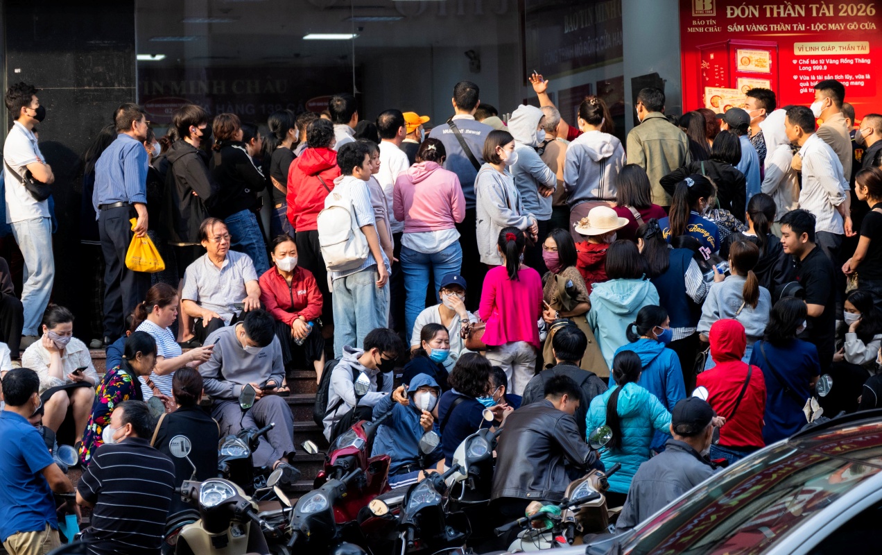 Cảnh lạ sáng sớm ở Hà Nội: Xếp hàng kín cầu thang mua vàng khi giá hạ, lo việc cưới xin cho con trai nên cố gắng chen chân - Ảnh 3
