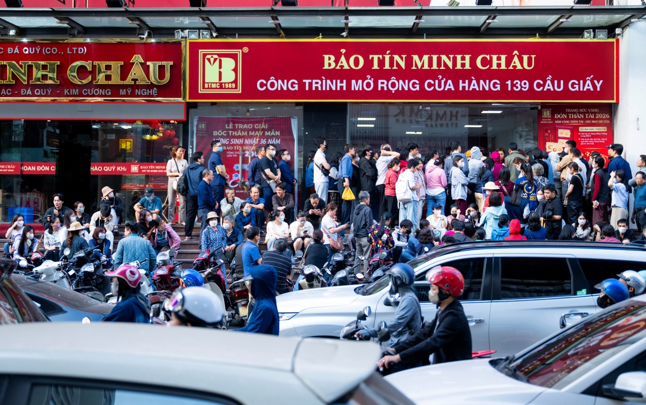 Cảnh lạ sáng sớm ở Hà Nội: Xếp hàng kín cầu thang mua vàng khi giá hạ, lo việc cưới xin cho con trai nên cố gắng chen chân - Ảnh 1