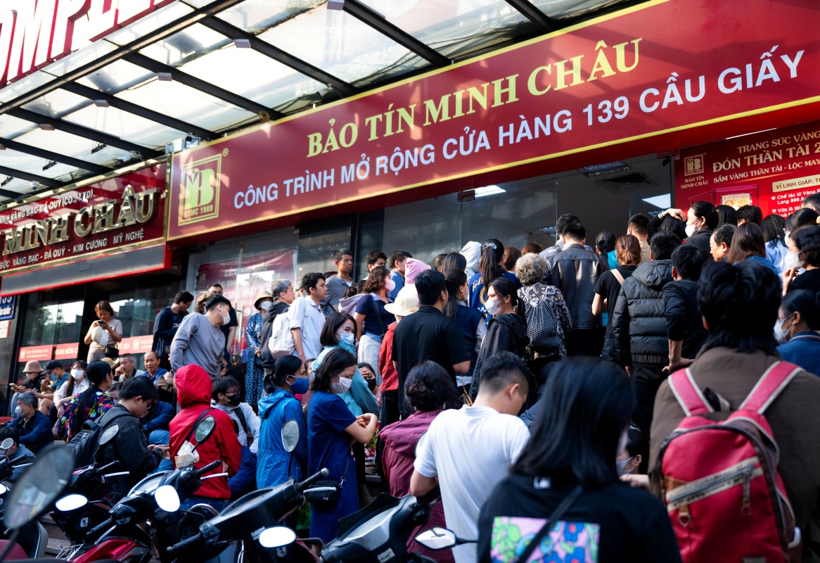Cảnh lạ sáng sớm ở Hà Nội: Xếp hàng kín cầu thang mua vàng khi giá hạ, lo việc cưới xin cho con trai nên cố gắng chen chân - Ảnh 2