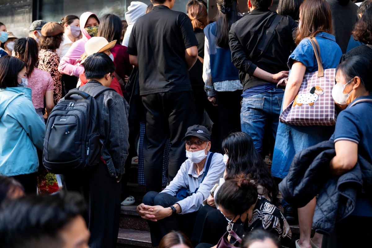 Cảnh lạ sáng sớm ở Hà Nội: Xếp hàng kín cầu thang mua vàng khi giá hạ, lo việc cưới xin cho con trai nên cố gắng chen chân - Ảnh 5