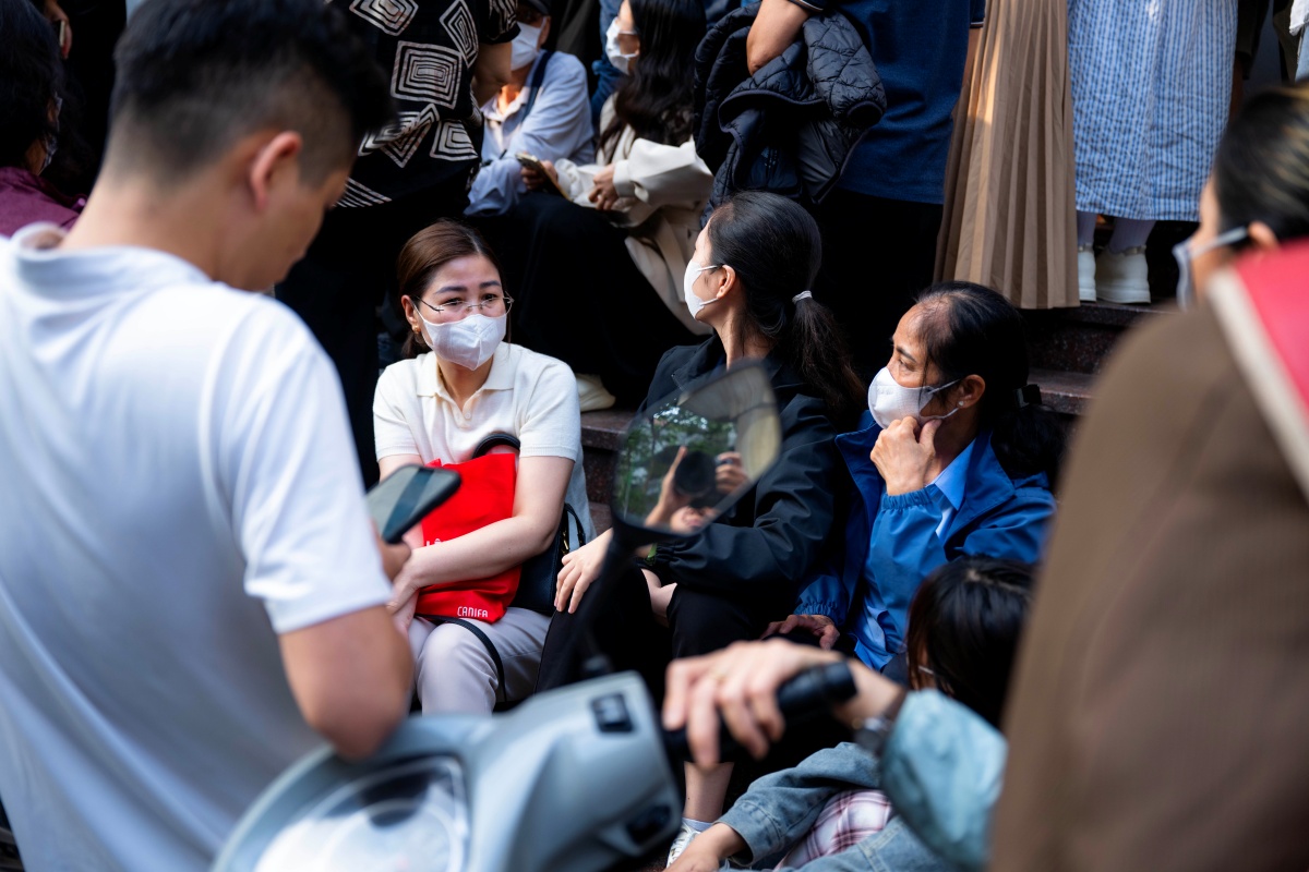 Cảnh lạ sáng sớm ở Hà Nội: Xếp hàng kín cầu thang mua vàng khi giá hạ, lo việc cưới xin cho con trai nên cố gắng chen chân - Ảnh 12