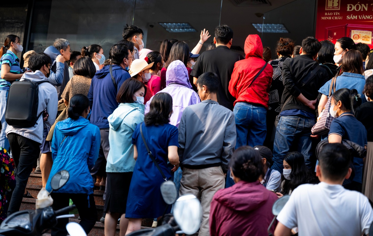 Cảnh lạ sáng sớm ở Hà Nội: Xếp hàng kín cầu thang mua vàng khi giá hạ, lo việc cưới xin cho con trai nên cố gắng chen chân - Ảnh 7