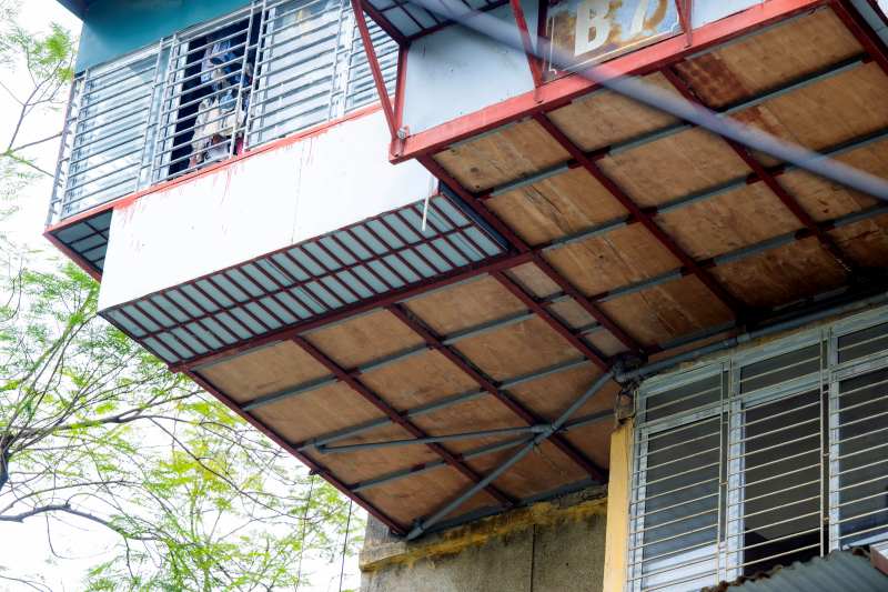 Tận thấy căn nhà “tổ chim” treo lơ lửng bên hông khu tập thể cũ tại Hà Nội: "Nhà của người liều" - Ảnh 4