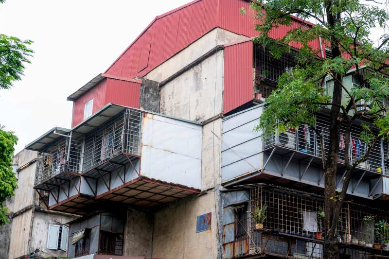 Tận thấy căn nhà “tổ chim” treo lơ lửng bên hông khu tập thể cũ tại Hà Nội: "Nhà của người liều" - Ảnh 11