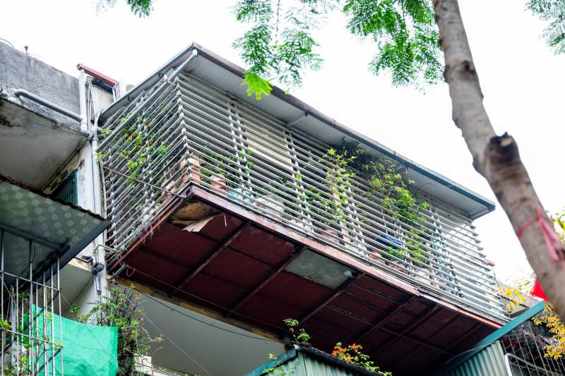 Tận thấy căn nhà “tổ chim” treo lơ lửng bên hông khu tập thể cũ tại Hà Nội: "Nhà của người liều" - Ảnh 12