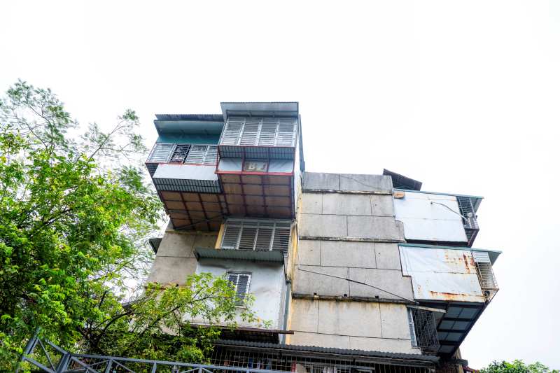 Tận thấy căn nhà “tổ chim” treo lơ lửng bên hông khu tập thể cũ tại Hà Nội: "Nhà của người liều" - Ảnh 2