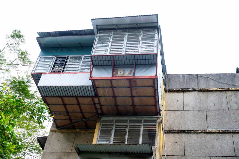 Tận thấy căn nhà “tổ chim” treo lơ lửng bên hông khu tập thể cũ tại Hà Nội: "Nhà của người liều" - Ảnh 3