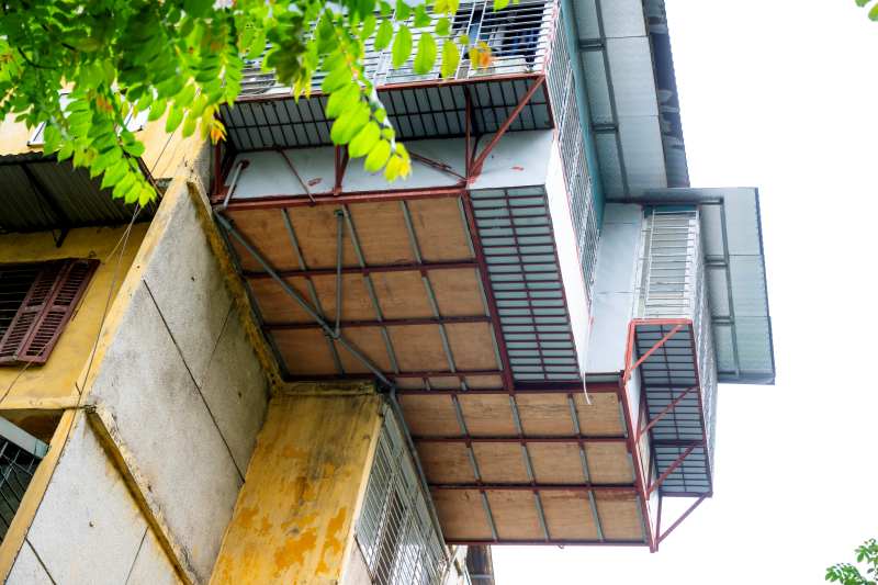 Tận thấy căn nhà “tổ chim” treo lơ lửng bên hông khu tập thể cũ tại Hà Nội: "Nhà của người liều" - Ảnh 5