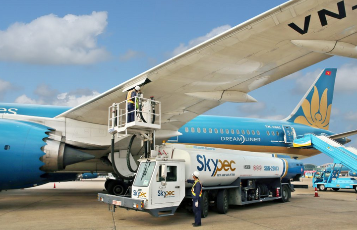 Hàng không muốn được hỗ trợ thuế, phí như thời COVID-19 do thiếu hụt nhiên liệu - Ảnh 1