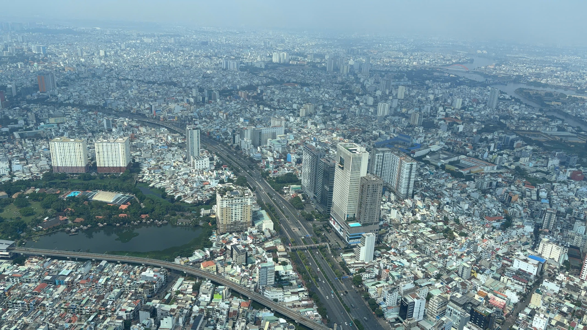 Bất động sản TPHCM “nóng lạnh thất thường”: Không tồn kho nhưng vẫn “đóng băng ngầm”? - Ảnh 1