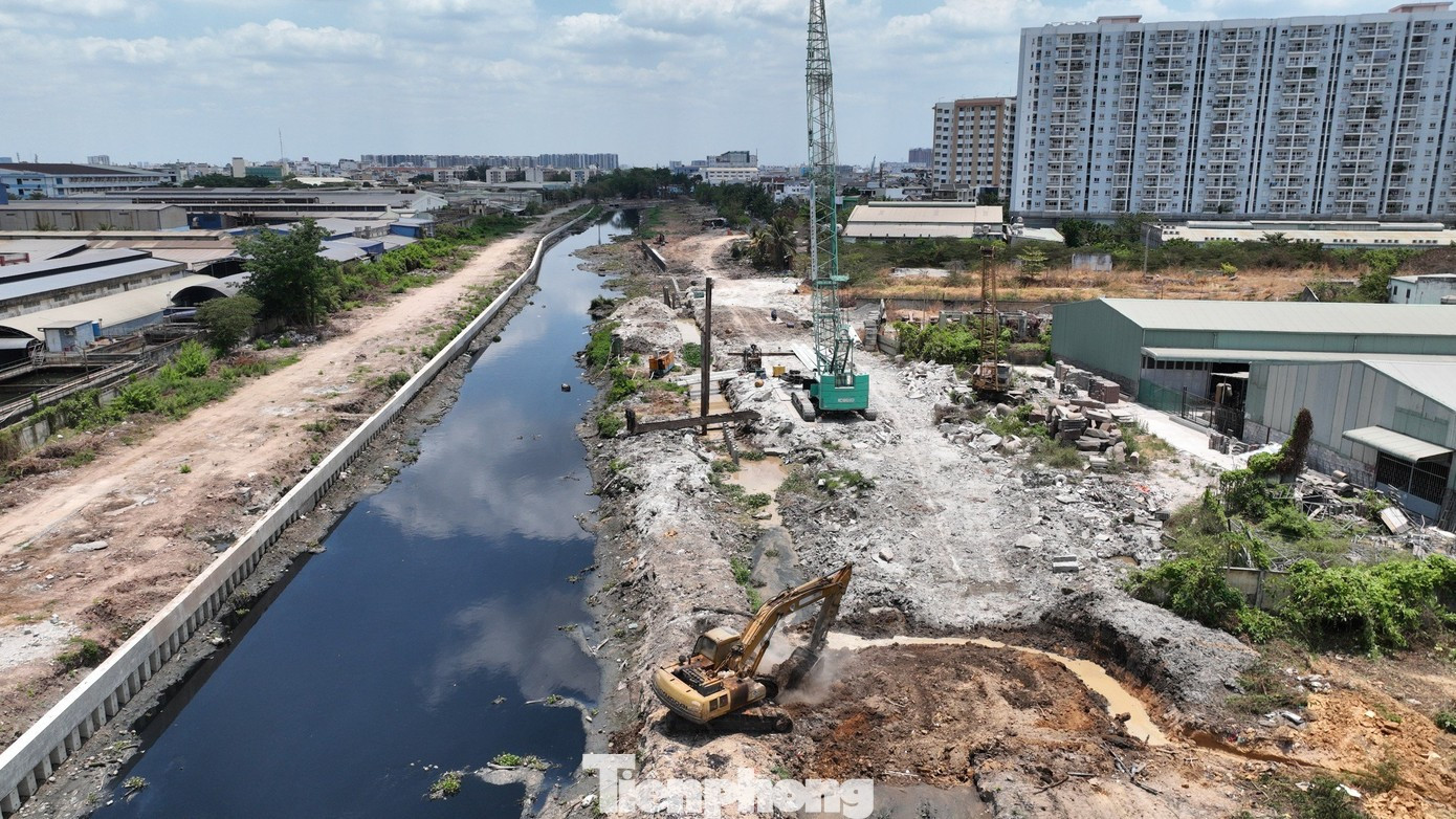 Đại dự án tại TP.HCM thiếu nghiêm trọng nhựa đường và cát để thi công - Ảnh 1