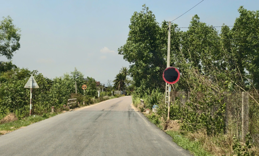 Khó hiểu biển báo tải trọng liên tục bị bôi đen trên tuyến đường phục vụ sân bay Phù Cát - Ảnh 1