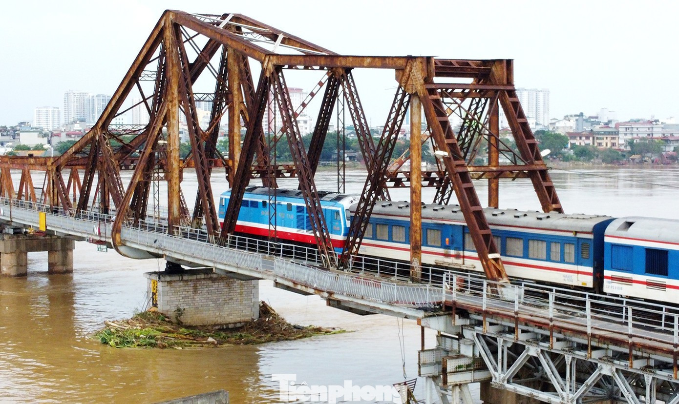 Cấm xe qua cầu Long Biên trong 2 tháng, người dân di chuyển thế nào? - Ảnh 2