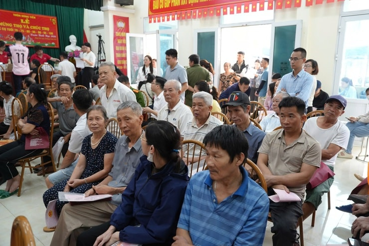 Người dân đổ về nhà văn hóa nhận tiền đền bù đất của siêu dự án Olympic 925.000 tỷ đồng có quy mô lớn nhất lịch sử Vingroup - Ảnh 1