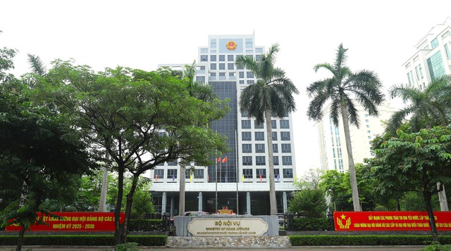 Tiếp tục hoàn thiện cơ chế tiền lương; xây dựng quy định mới về mức lương cơ sở, tăng lương hưu, trợ cấp; quản lý cán bộ, công chức, viên chức - Ảnh 1