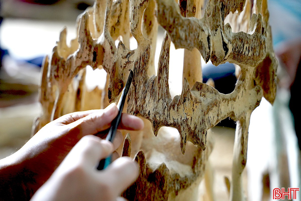 Cụ ông 98 tuổi biến khối gỗ mục làm củi thành "vàng", kiếm 200 tỷ mỗi năm cho vùng rốn lũ miền Trung - Ảnh 4