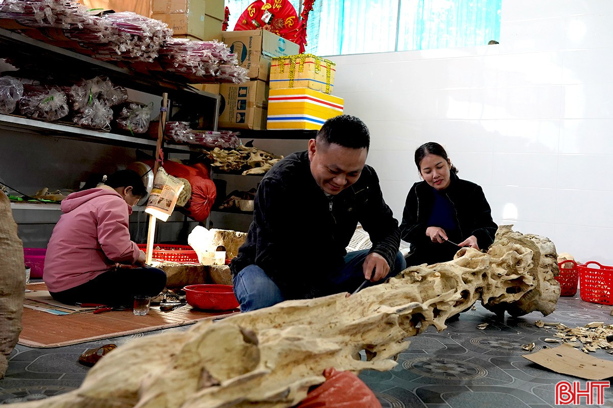 Cụ ông 98 tuổi biến khối gỗ mục làm củi thành "vàng", kiếm 200 tỷ mỗi năm cho vùng rốn lũ miền Trung - Ảnh 3