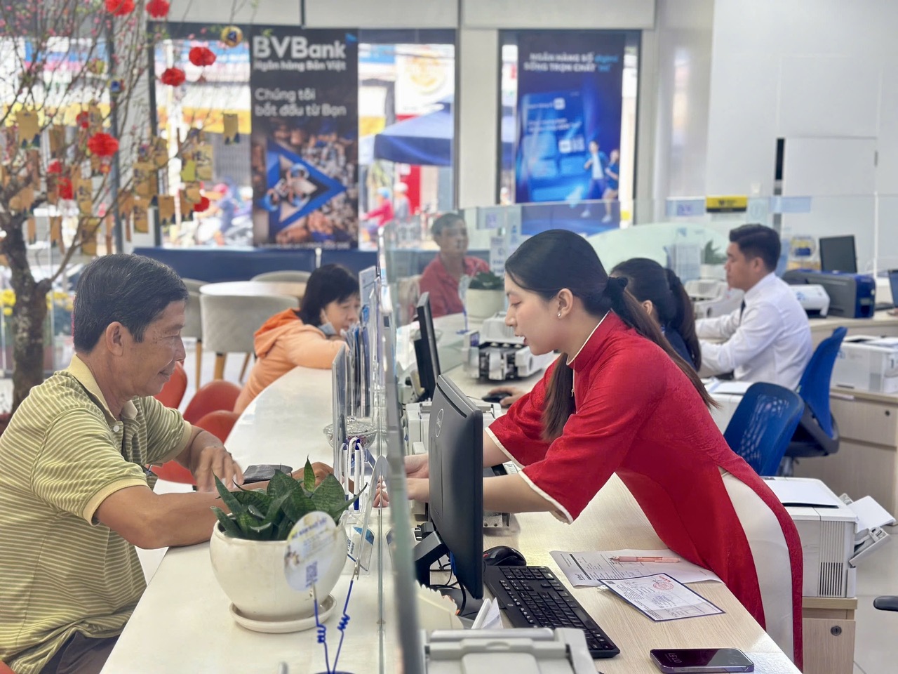 Thêm ngân hàng tăng lãi suất, có 350 triệu đồng, gửi tiết kiệm nhận lãi bao nhiêu? - Ảnh 1