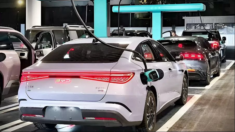 Trung Quốc đang bỏ quá xa các đối thủ về khả năng sạc xe điện: Sạc 9 phút đi 600 km, hết BYD đến CATL, Huawei khoe công nghệ 'đỉnh chóp' - Ảnh 1