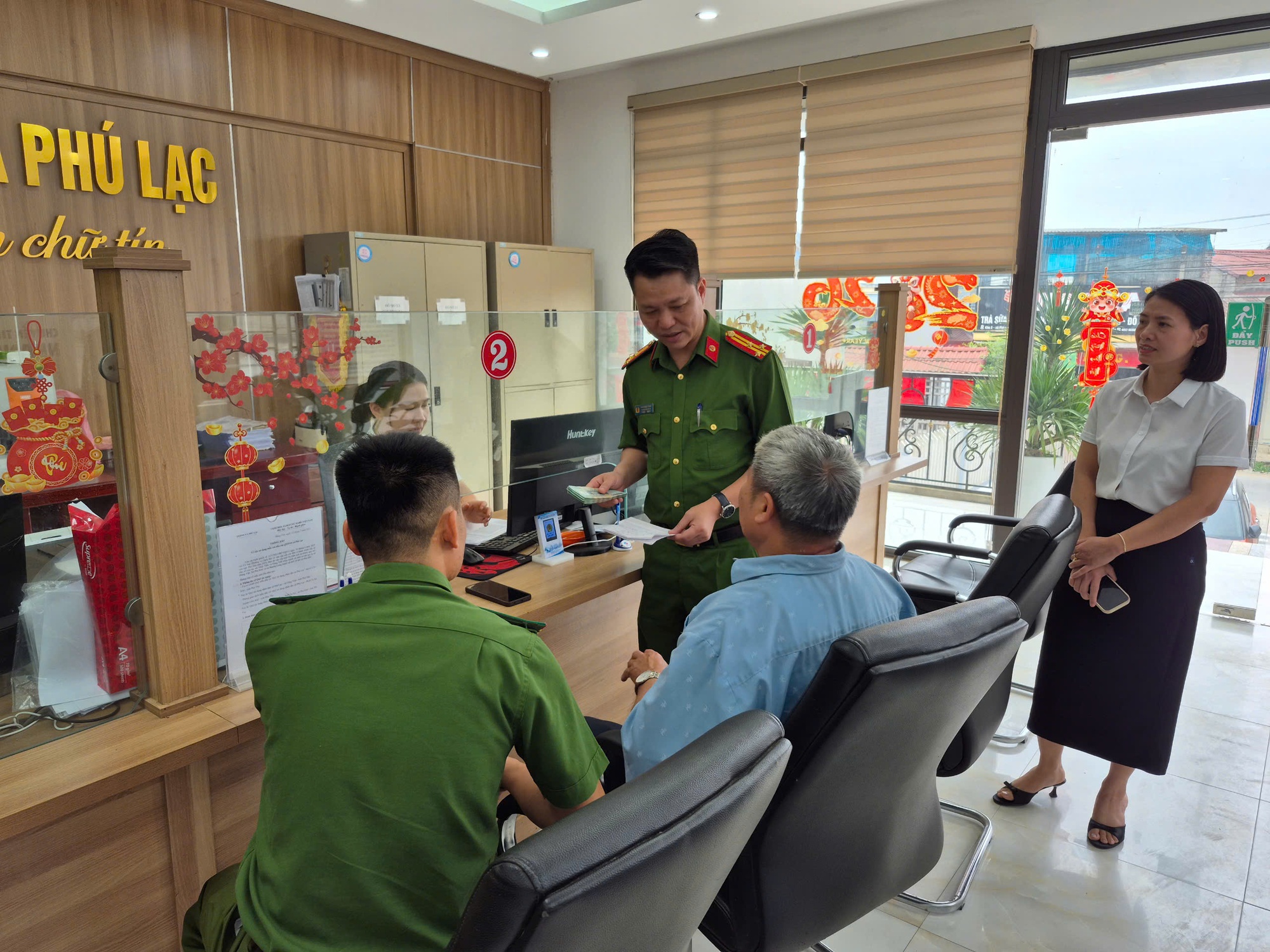 Công an ngăn chặn người đàn ông rút toàn bộ tiền tiết kiệm để chuyển vào tài khoản 02676576461316 mang tên Đặng Hoàng Sơn - Ảnh 1