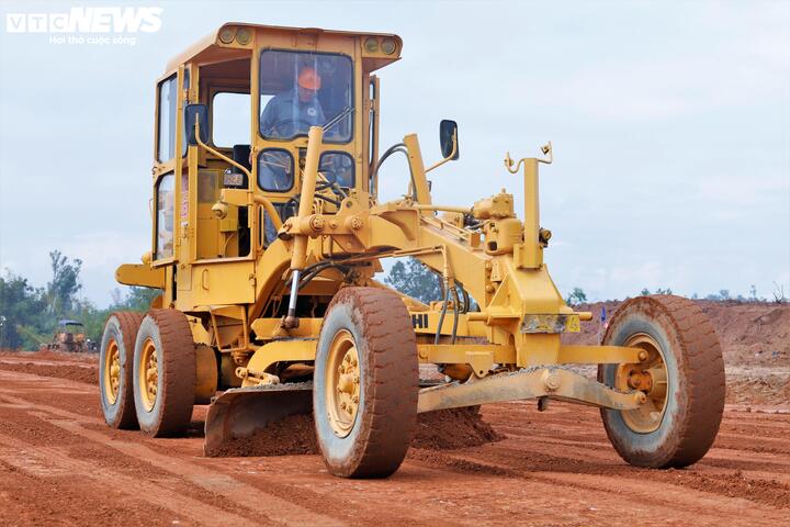 'Nhịp người, nhịp máy' hối hả trên công trường cao tốc 44.000 tỷ đồng ở Gia Lai - Ảnh 7