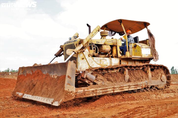 'Nhịp người, nhịp máy' hối hả trên công trường cao tốc 44.000 tỷ đồng ở Gia Lai - Ảnh 6